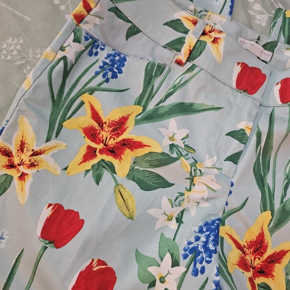 New York & Company Floral Print Capris - Red and Green on Light Blue Size 6 - Picture 3 of 11